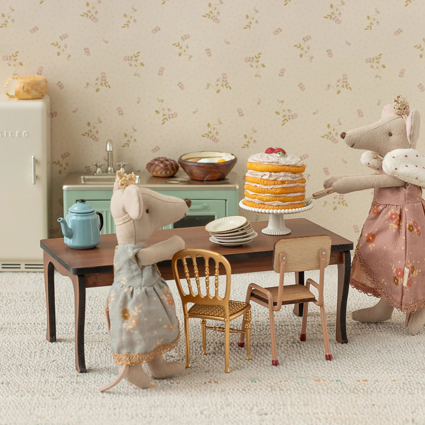 Party cake and cake stand Dyr & figurer